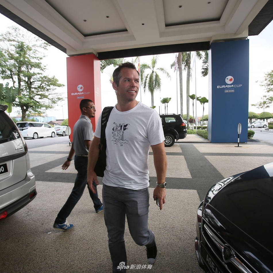 亚洲队更衣室内景，张连伟的更衣柜敞开，内部物品整齐有序，旁边摆放着他的副队长定制球包，细节处体现专业与投入。