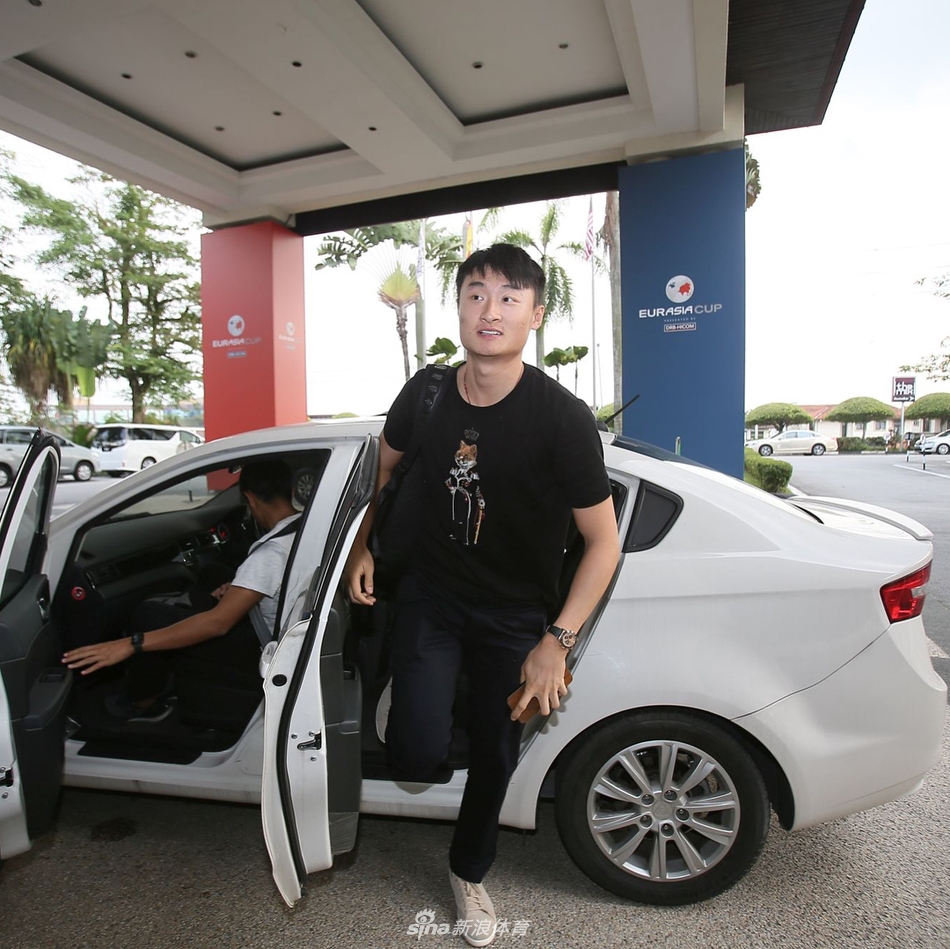 亚洲队更衣室内，全体队员与队长阿特瓦尔、副队长张连伟齐聚一堂，笑容灿烂地拍摄团队合照，展现出空前团结的队内气氛。