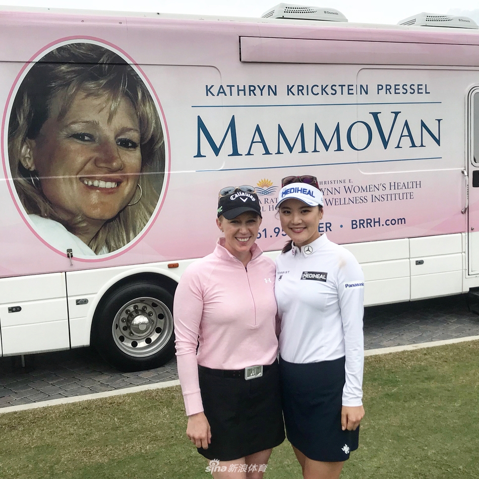 晚宴现场温馨一幕，普雷赛尔拥抱一位受助儿童代表，周围球员们感动鼓掌，烛光映照每一张笑脸