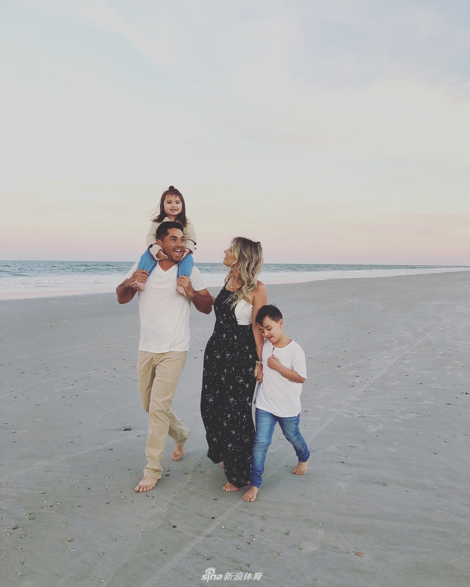 戴伊俯身与儿子击掌，父子间的默契与鼓励在这一刻完美定格。