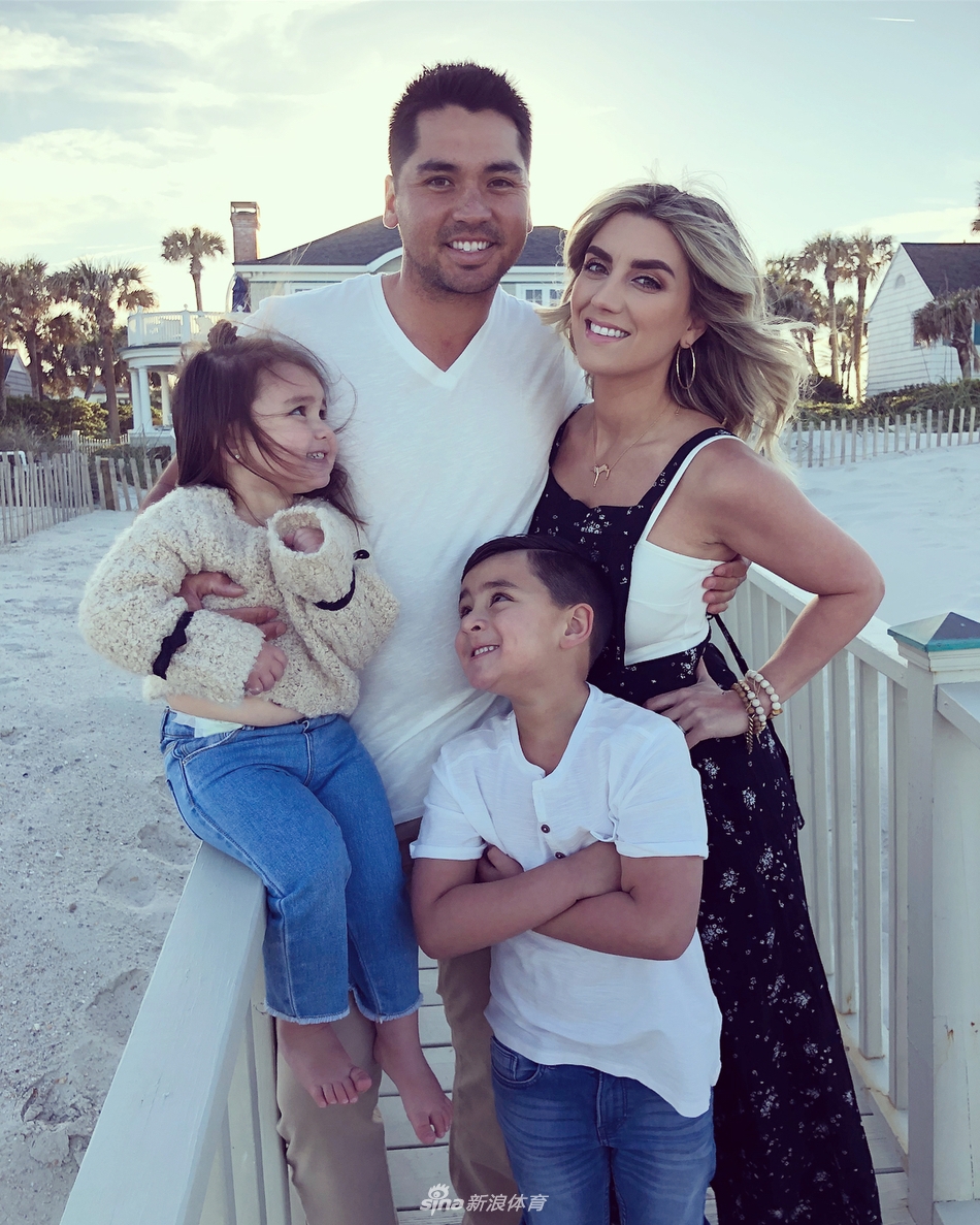 全家福经典合影，每个人都洋溢着灿烂的笑容，爱意在整个画面中流动。