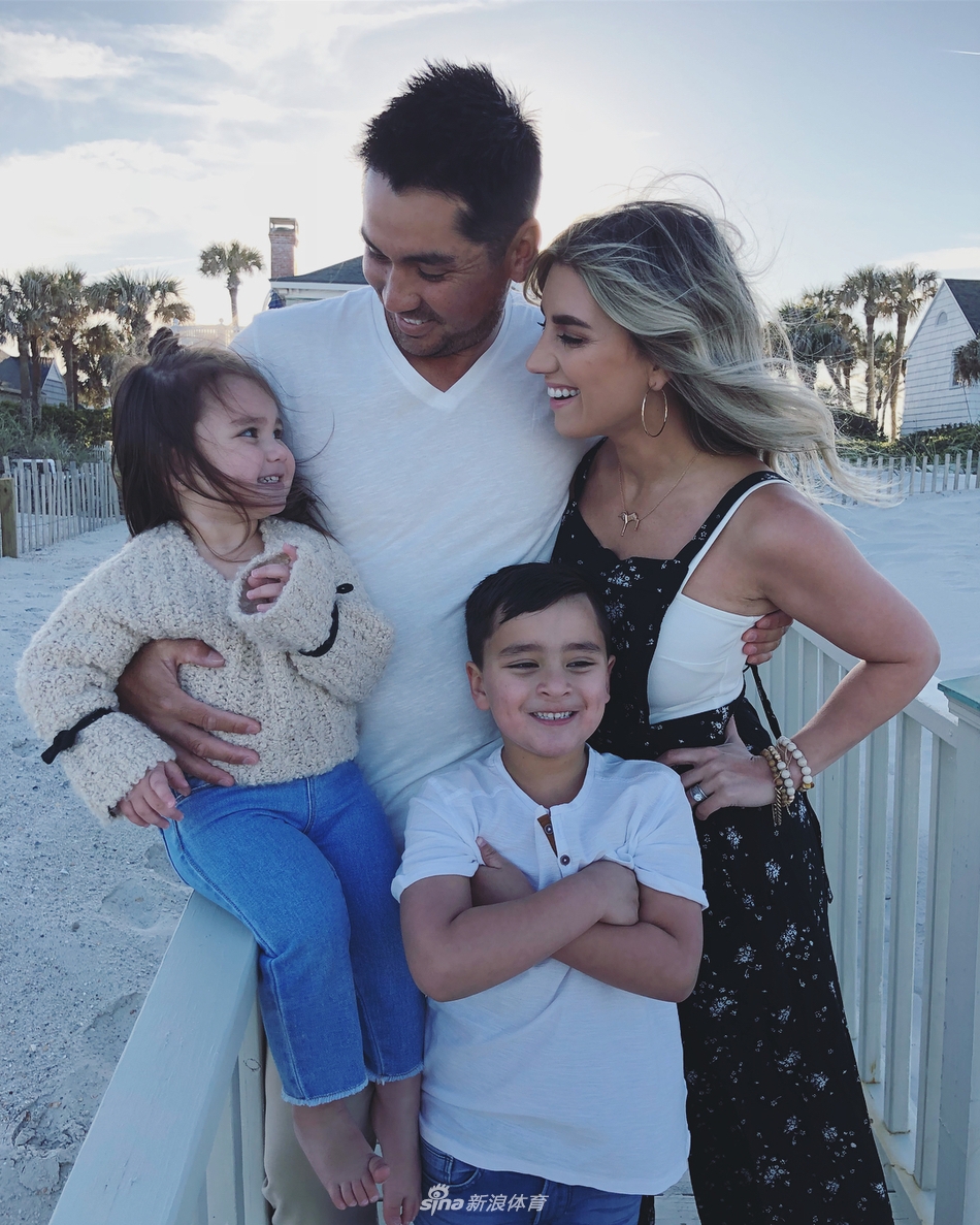 小露西被爸爸逗得哈哈大笑，眼睛弯成了月牙，纯真的笑容感染力十足。