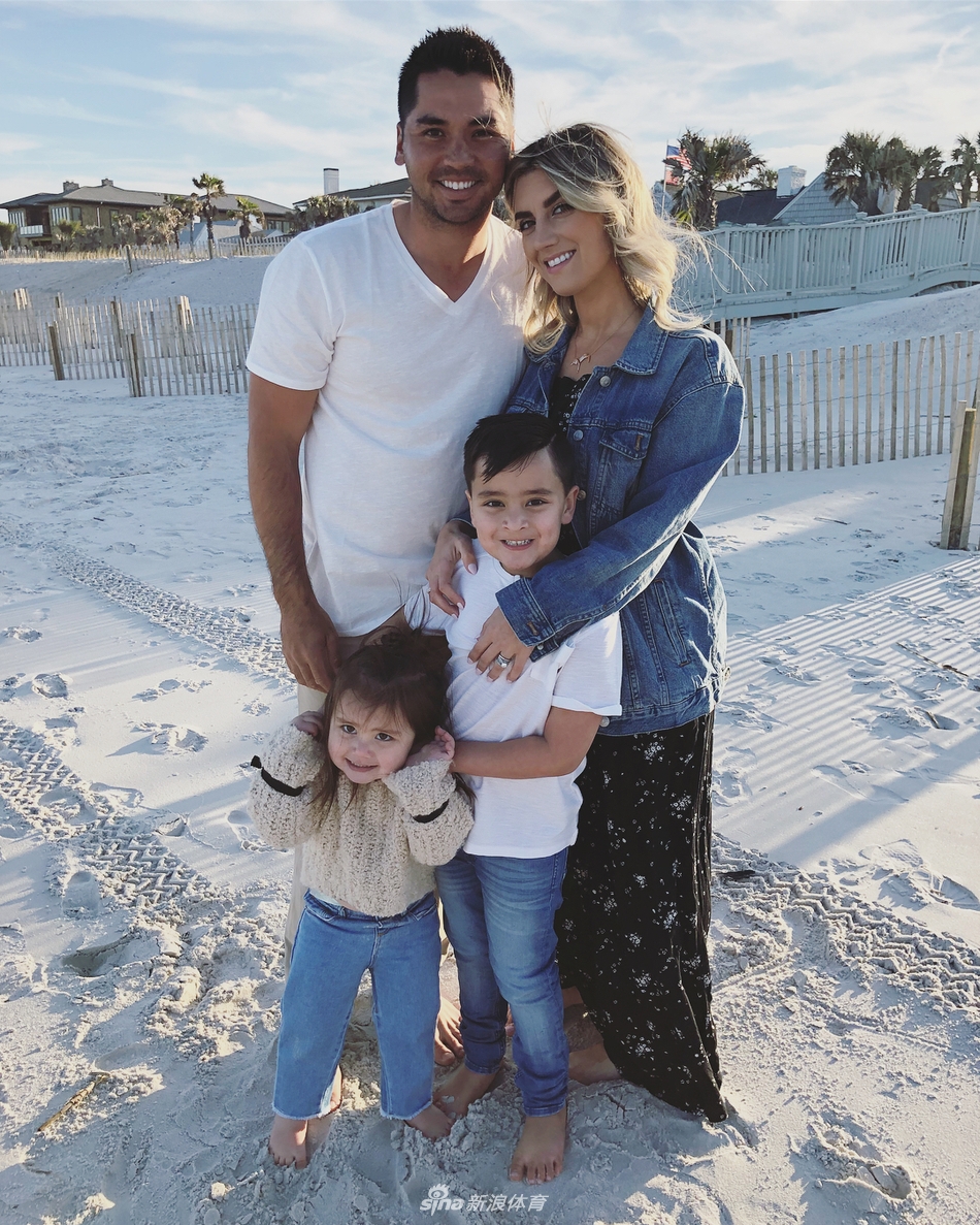 戴伊与妻子深情对望，孩子们在身旁玩耍，构成一幅完美平衡的家庭画卷。