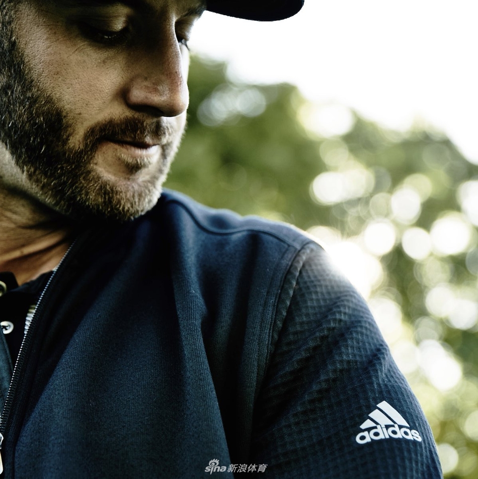 加西亚戴着墨镜露出潇洒微笑,背景虚化的都市光影流转,仿佛他刚刚赢得一场战役,正享受着城市的脉搏