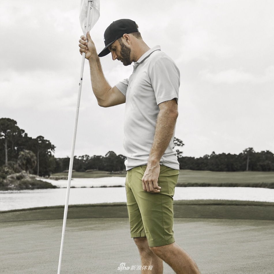 双人镜头中,加西亚正转头与约翰逊交谈,神态轻松自然,展现出赛场下两人之间的默契与友谊