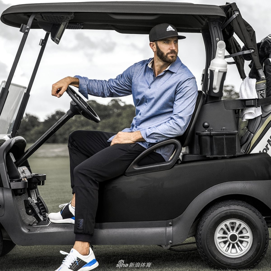 达斯汀·约翰逊身着深色夹克侧身而立,眼神锐利如鹰隼凝视远方,背景的斑驳光影勾勒出他轮廓分明的下颌线与坚毅神情