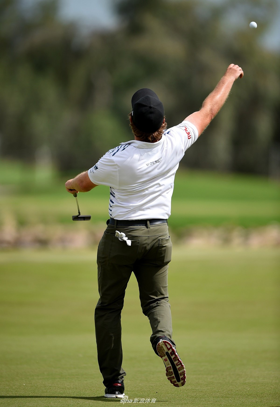 佩珀雷尔戴着卡塔尔大师赛冠军奖牌，与奖杯一同留下经典的冠军肖像照，眼神充满对未来的期待。