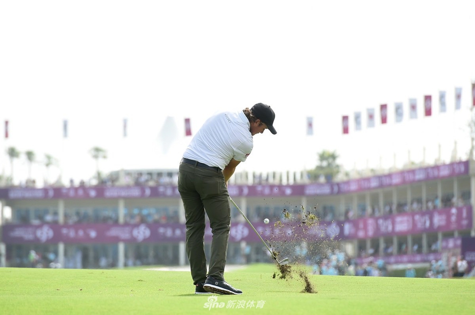 佩珀雷尔在球道上用中铁杆攻果岭，身体姿态保持得非常平衡和流畅。