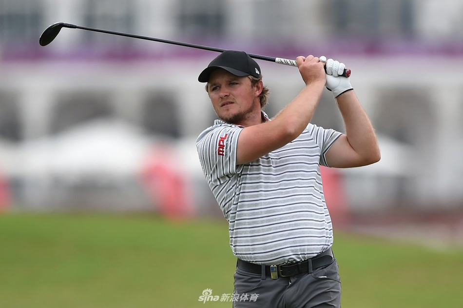 比赛中的佩珀雷尔从沙坑中成功救球，沙砾飞扬，展现了他出色的短杆技术。