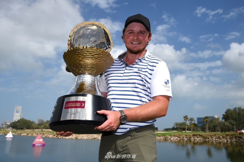 埃迪·佩珀雷尔在卡塔尔大师赛决赛轮中，专注地观察果岭推杆线路，神情冷静而坚定。