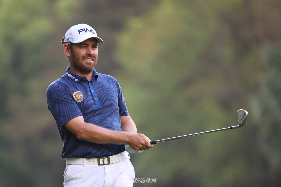 赛事现场,观众聚集在风景如画的球道旁,观看顶级高尔夫对决。