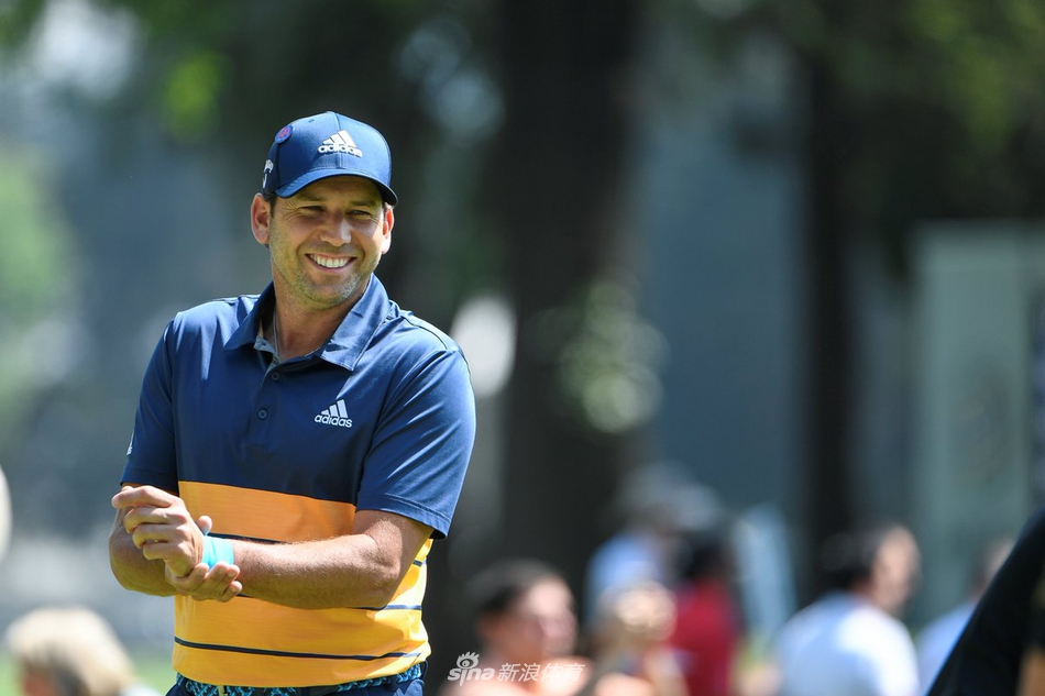 里奇·福勒在首轮比赛中开球,最终他交出红字成绩并列第八。