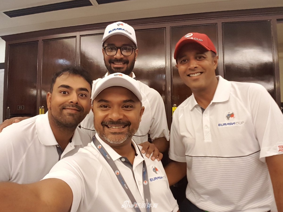 张连伟的定制球包特写，球包上清晰印有亚洲队副队长的标识，彰显其在本届赛事中的特殊角色与责任。