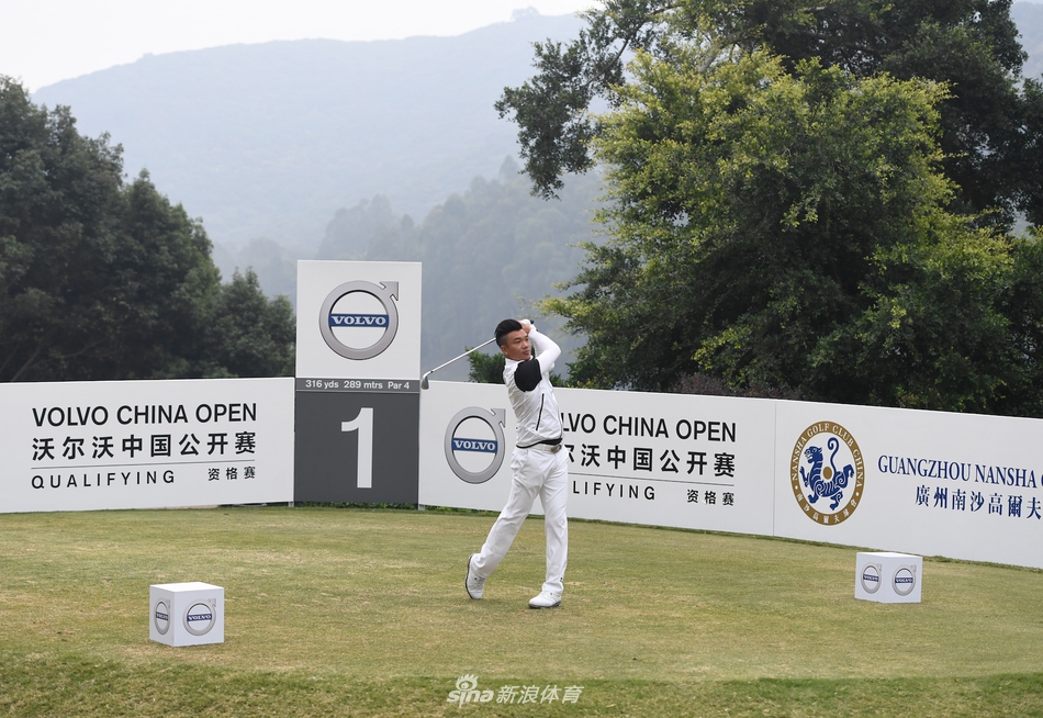 何泽宇在球道上潇洒挥杆，阳光勾勒出他专注的身影，球杆划出完美弧线。