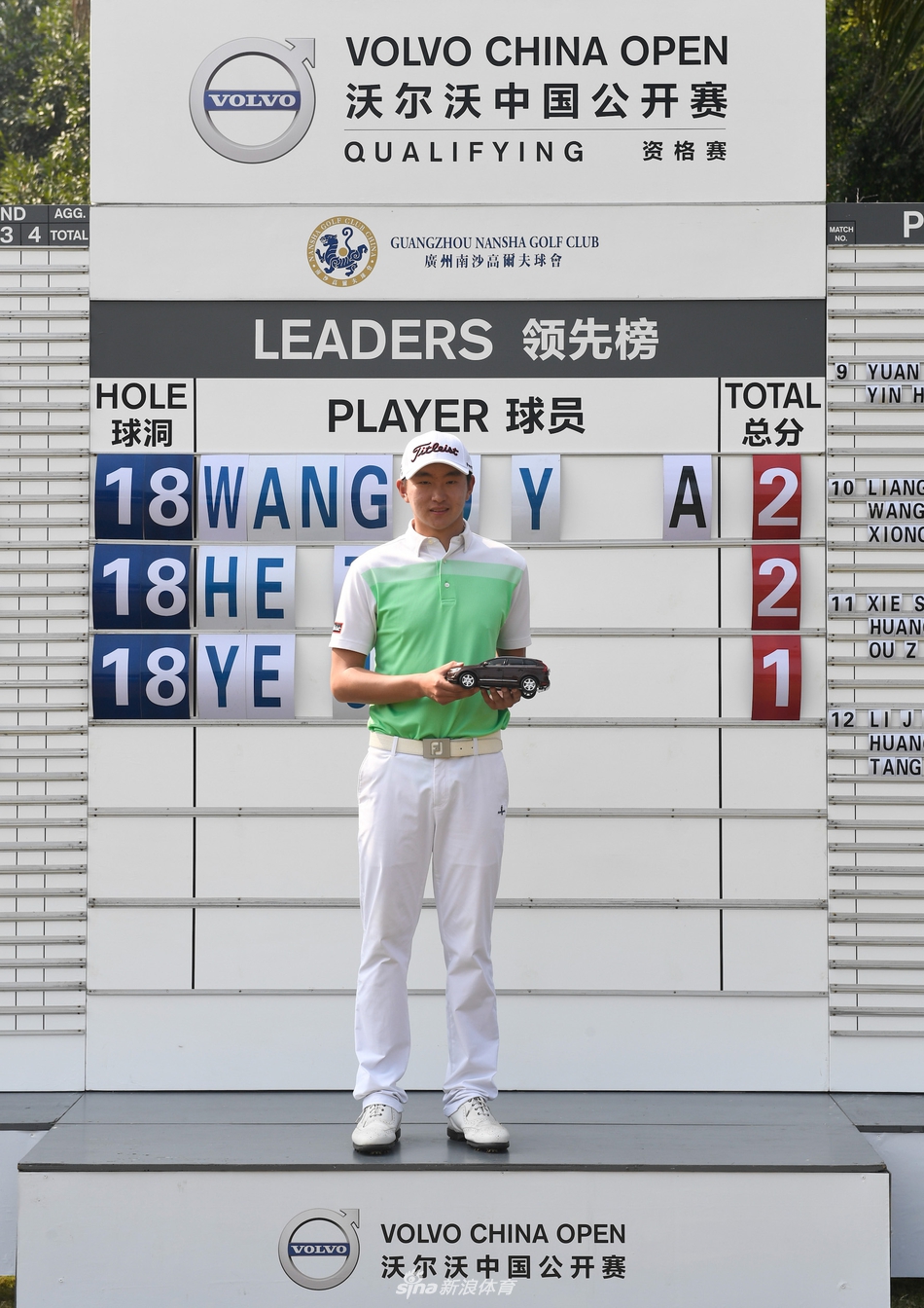 何泽宇在决赛轮第十八洞果岭上，凝神准备关键的老鹰推，这一刻决定了入围资格的归属。