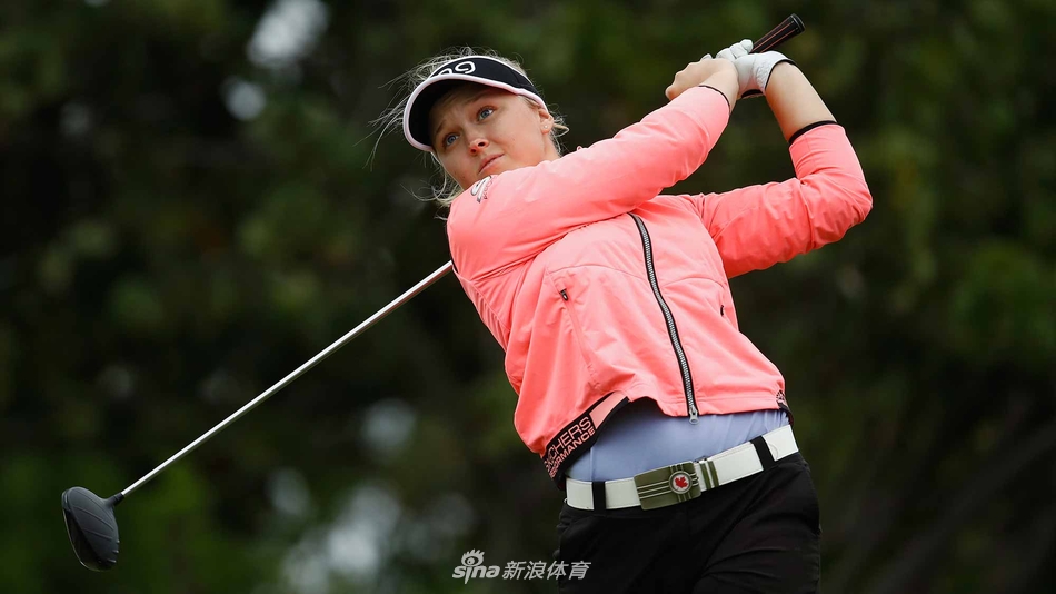 巴哈马海洋俱乐部高尔夫球场全景，碧海蓝天之间，蜿蜒的球道与果岭如翡翠般镶嵌，这里是梦想启航的舞台，也是风暴考验的战场。