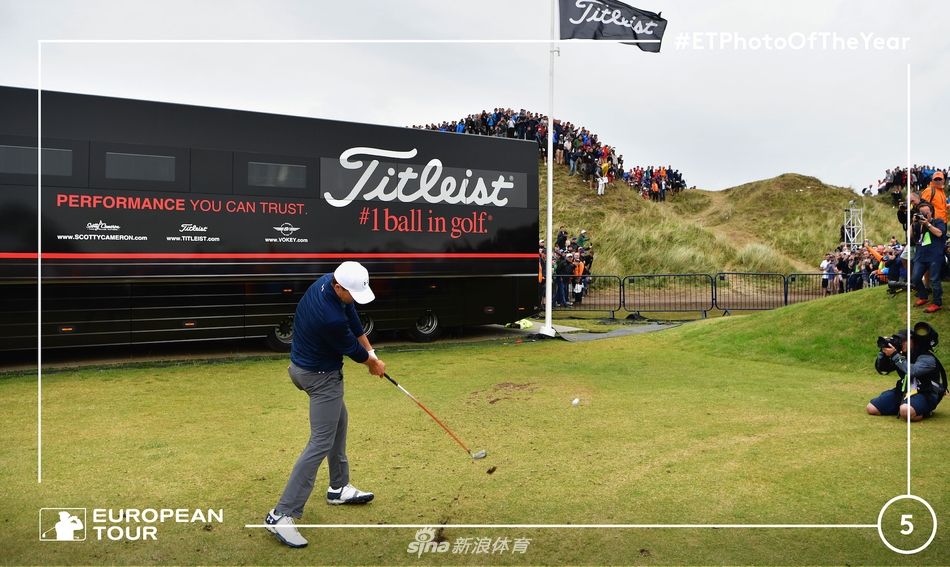 夕阳下的圣安德鲁斯老球场全景,古老石桥与金色球道相映成趣,这里是高尔夫运动的圣殿,承载着六百年的历史与荣耀。