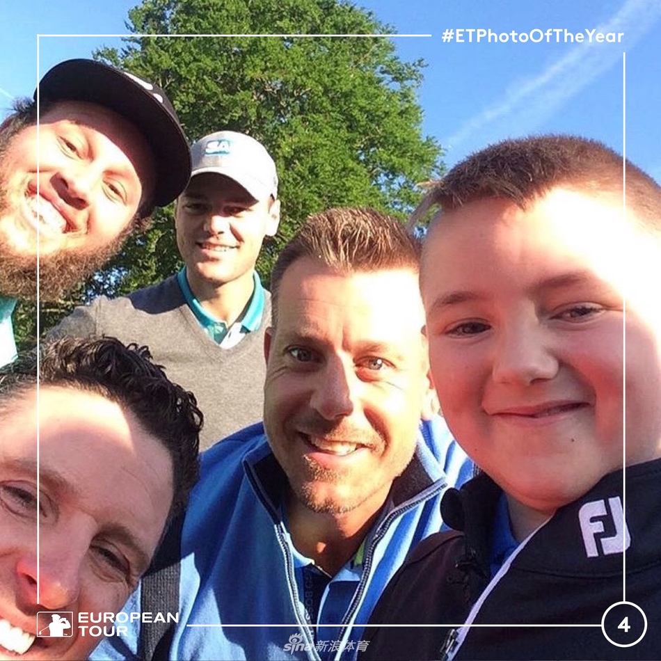 加西亚在奥古斯塔会所阳台上亲吻大师赛奖杯,身后是欢呼的观众,西班牙国旗披在肩头,象征国家荣耀与个人梦想的交融。