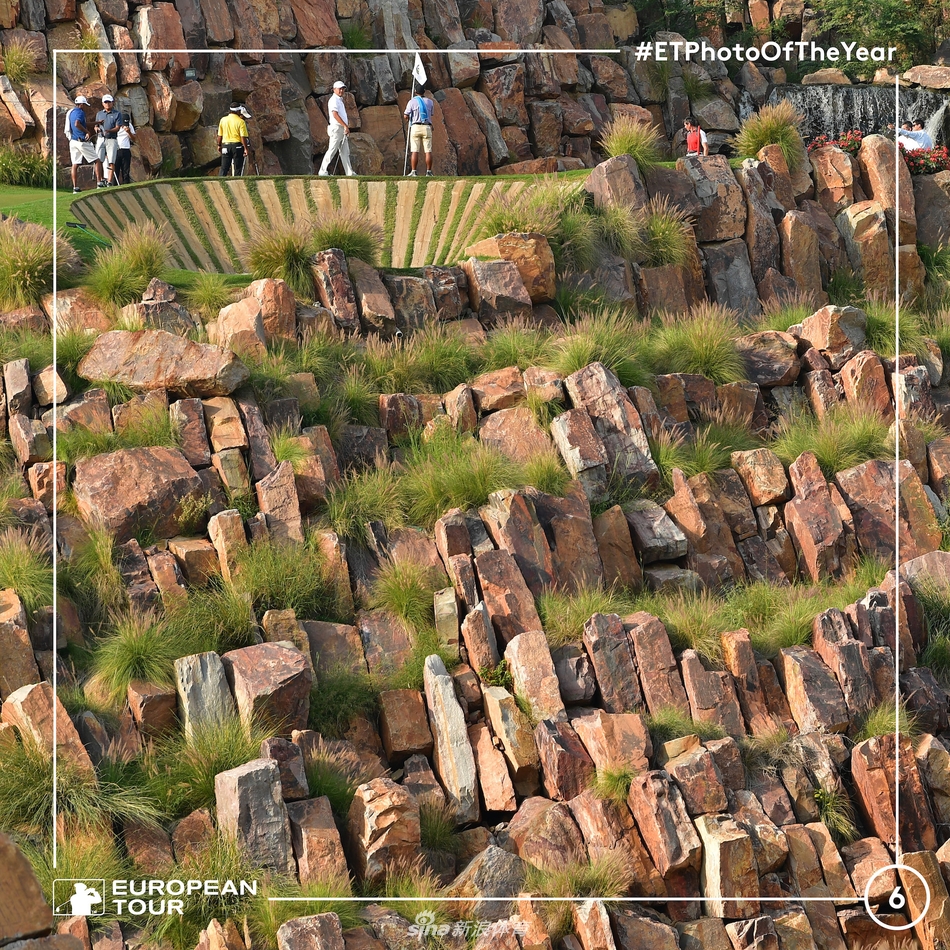 大师赛冠军传统——在奥古斯塔国家高尔夫俱乐部会所二楼,新科冠军加西亚由前任冠军协助穿上象征至高荣誉的经典绿夹克。