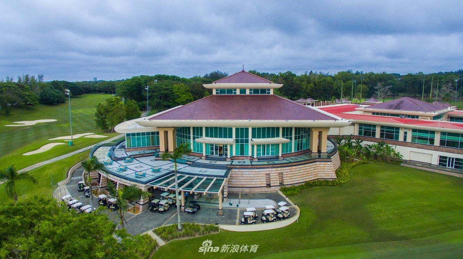 晨曦微光中，开阔的球道蜿蜒伸向远方，两侧热带树木郁郁葱葱，宛如一条通往秘境的绿色通道。