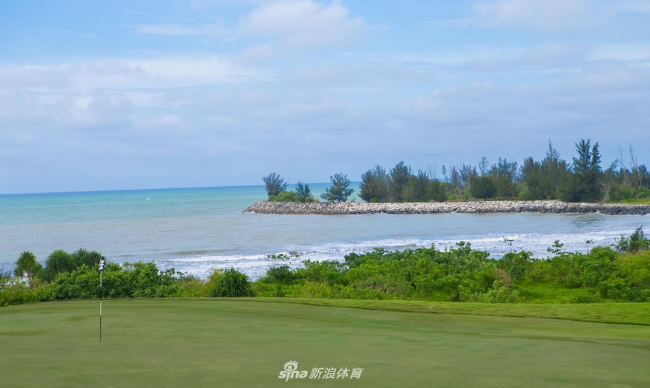 蓝天白云下，蜿蜒的球道穿过起伏的丘陵，挑战与美景并存，召唤着每一位高尔夫勇士前来征服。
