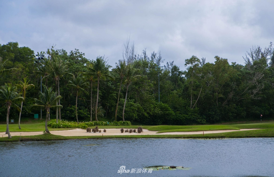 黄昏时分，金色的阳光洒满整个球场，球道、沙坑与远山都沉浸在温暖而宁静的光晕里。