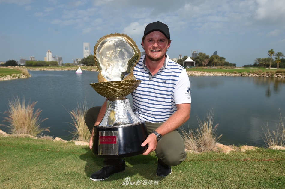 佩珀雷尔在第十八洞果岭上，俯身轻轻将球标拿起，脸上带着一丝如释重负的微笑。