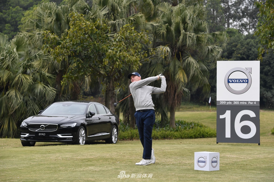 赛事嘉宾云集：广东省高协及沃尔沃赛事官员共同为优胜者颁奖，场面隆重。