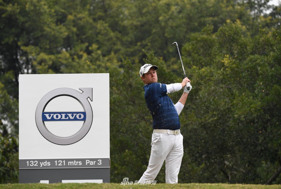 新星与前辈：年轻球员与赛事嘉宾在崭新的沃尔沃汽车前合影，寓意传承与启程。