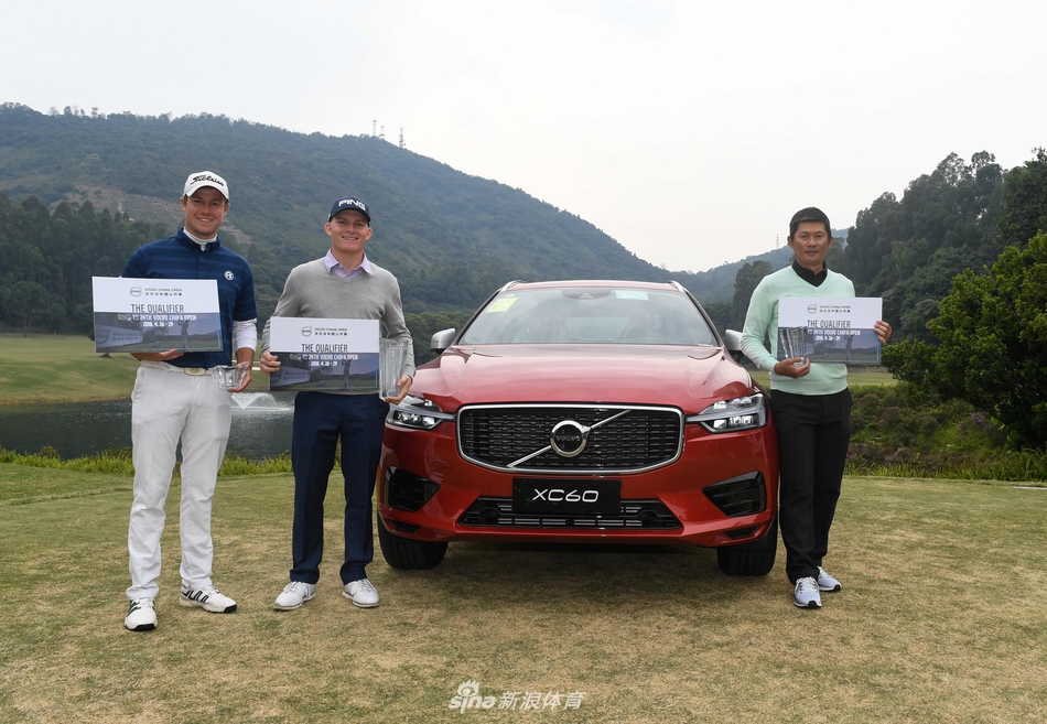 高光时刻定格：最佳业余球员蔡雨達与颁奖嘉宾握手致意，分享喜悦。