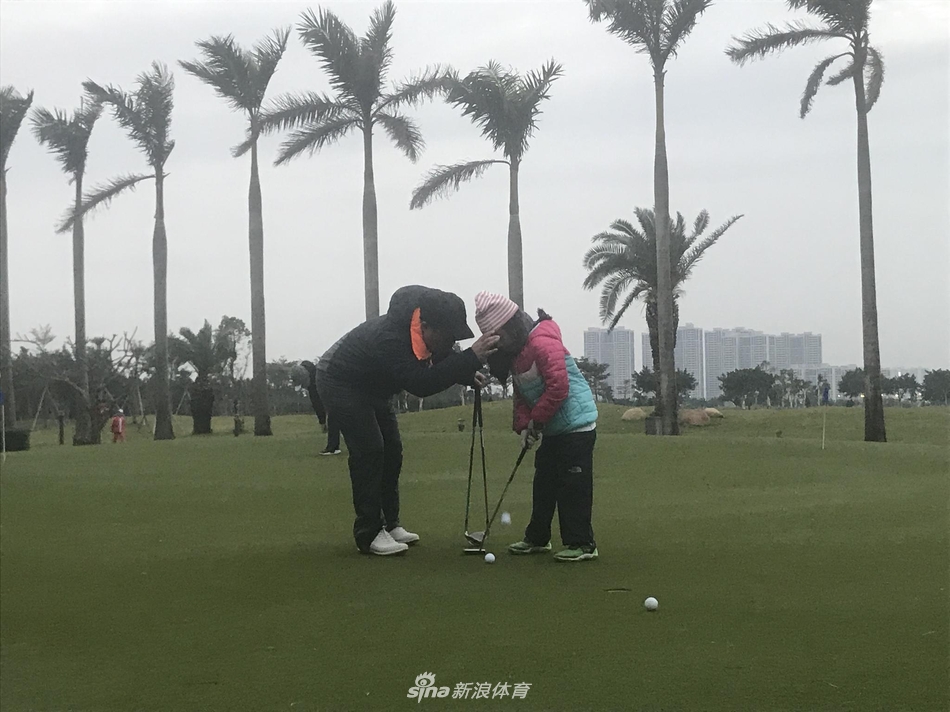 刘宇婕在比赛中完成一次漂亮的收杆动作,身体姿态平衡而优雅,目光紧随小白球飞向远方