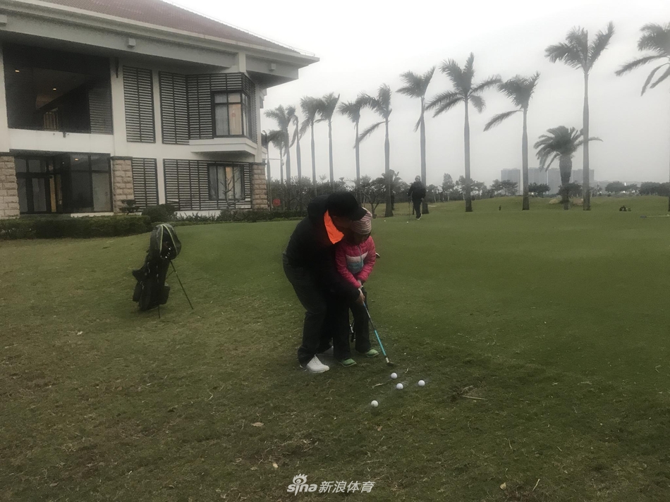 夺冠后,刘宇婕与父亲刘国梁、母亲王瑾在赛场边亲密合影,一家人笑容灿烂,共享胜利的喜悦