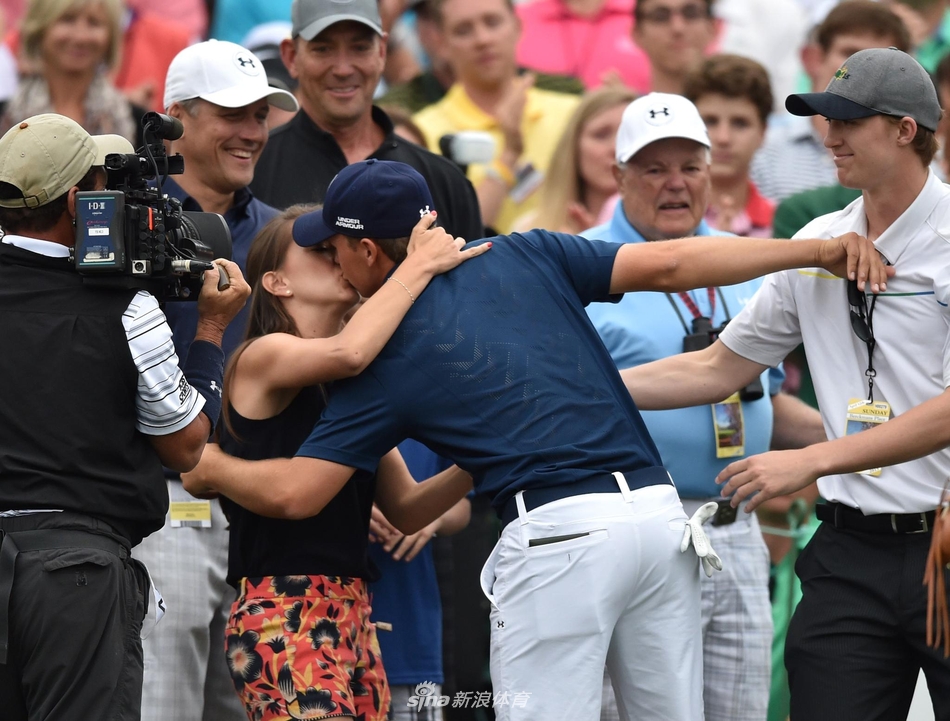安妮正面展示着手指上闪耀的订婚钻戒,钻石在灯光下折射出夺目的火彩,象征着永恒承诺的开端。