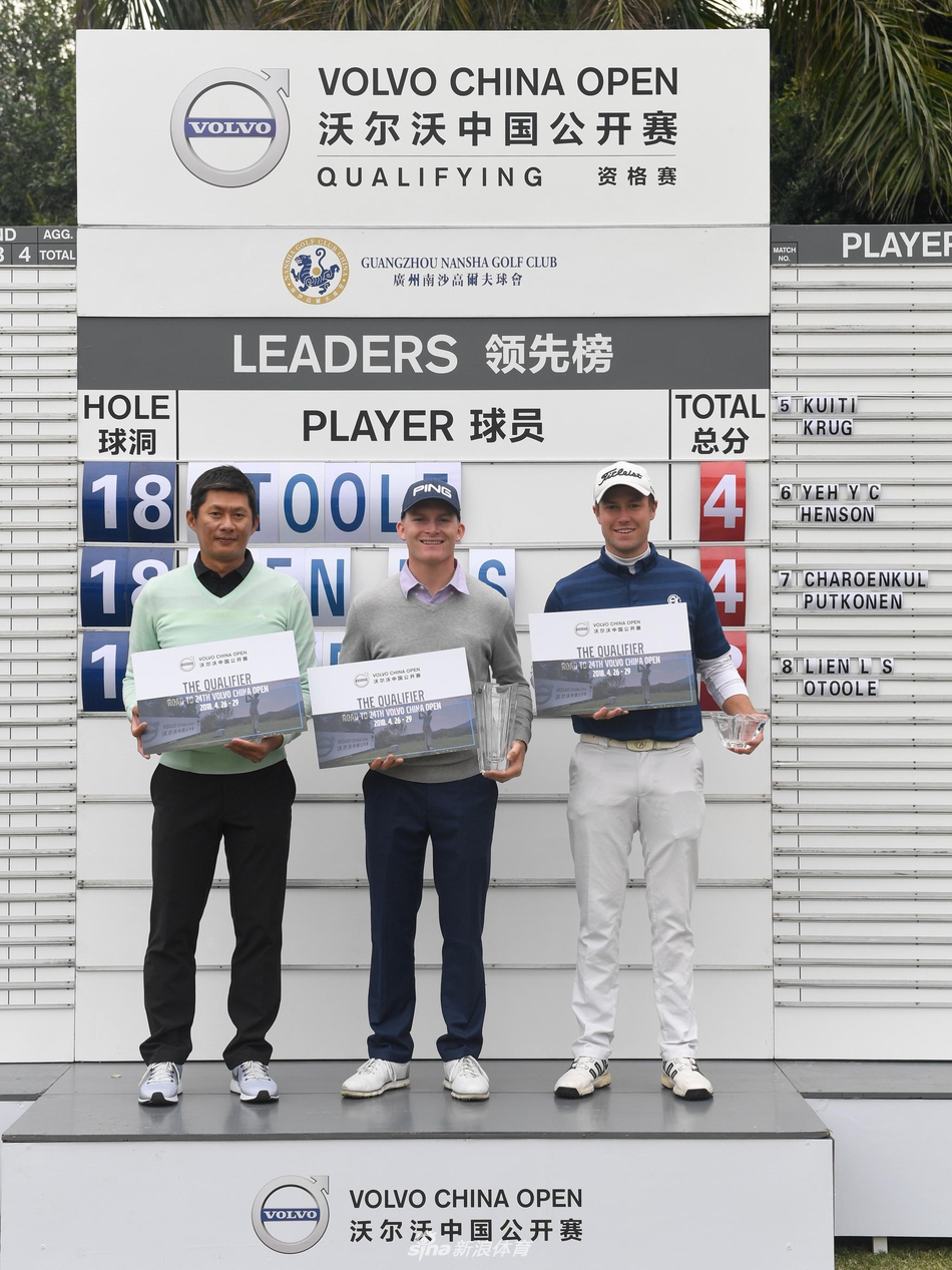 老将风范：连鹿森在比赛中全神贯注地准备推杆，沉着冷静。