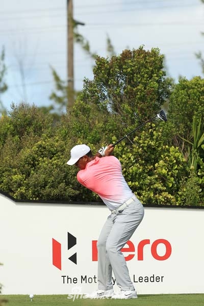 顺势而行,身体优雅地向目标方向展开,平衡与协调性在收杆姿态中达到顶峰。