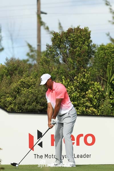 老虎伍兹以宽阔稳健的预备站姿凝视前方,身体姿态挺拔而放松,为经典挥杆奏响序曲。