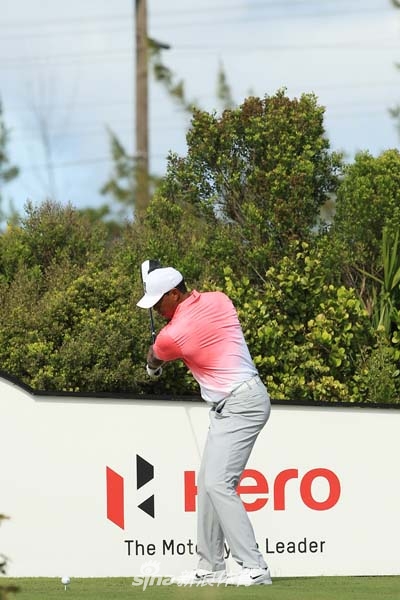 挥杆到达顶点,伍兹的身体充分卷紧,像一张拉满的弓,蓄势待发,准备释放全部能量。