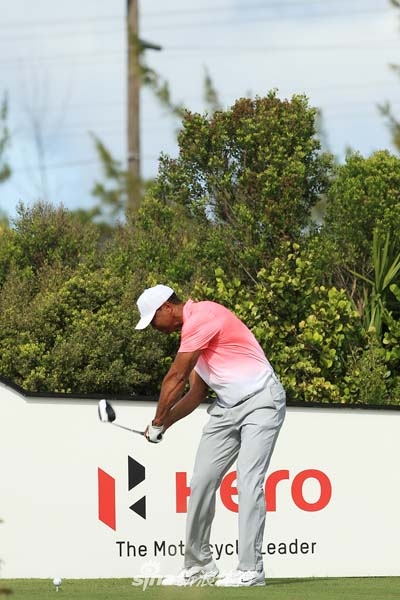 挥杆动作的最终定格,从容而有力,仿佛诉说着一位冠军历经风雨后沉淀的自信与从容。