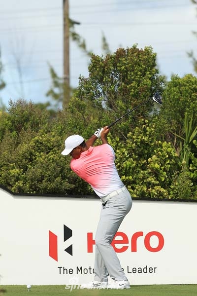 击球瞬间,杆头速度达到极致,身体完全释放,这是力量精准传递至小白球的决定性一刻。