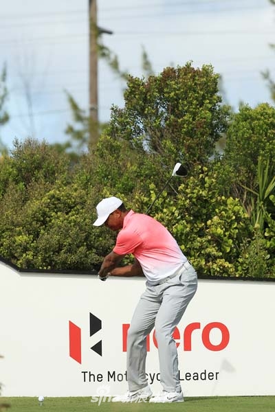 完整的收杆姿势,老虎伍兹稳如磐石地立于绿茵之上,眼神望向球的飞行轨迹,充满掌控感。