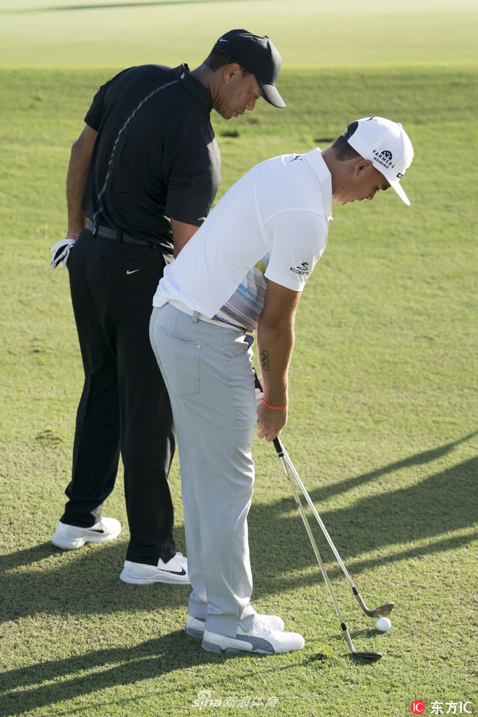 夕阳下，老虎伍兹独自走向下一个洞，背影坚定而充满故事