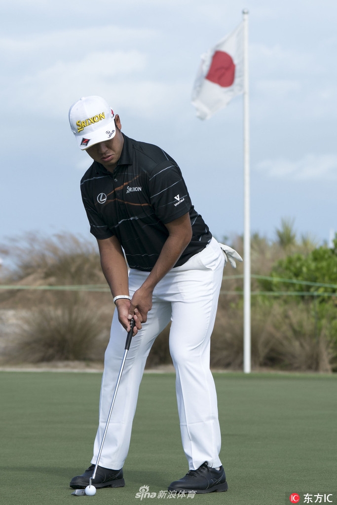 老虎伍兹侧身与球童深入讨论战术，神情专注而认真