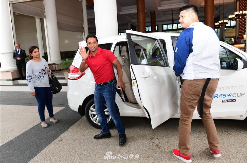 印度名将乔拉席亚抵达赛场，作为亚洲队的中坚力量，他的表情充满决心。