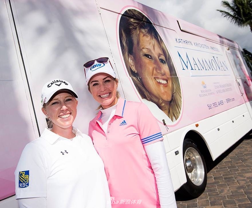 球员们围在果岭旁观看关键推杆，表情紧张而期待，远处是绵延起伏的球场与葱郁树林