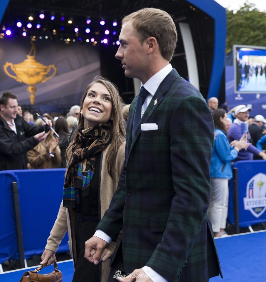 斯皮思搂着未婚妻,两人在室内露出灿烂的笑容,眼中只有彼此,充满了订婚后的喜悦与爱意。