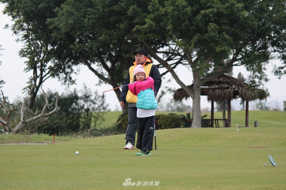 刘宇婕在练习场上进行大幅度的上杆动作,姿态标准而充满力量,眼神坚定地望向前方的目标