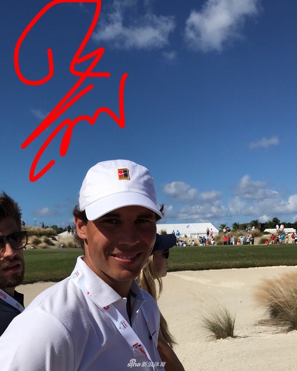 纳达尔全神贯注地观看伍兹的复出之战,眼神中充满欣赏