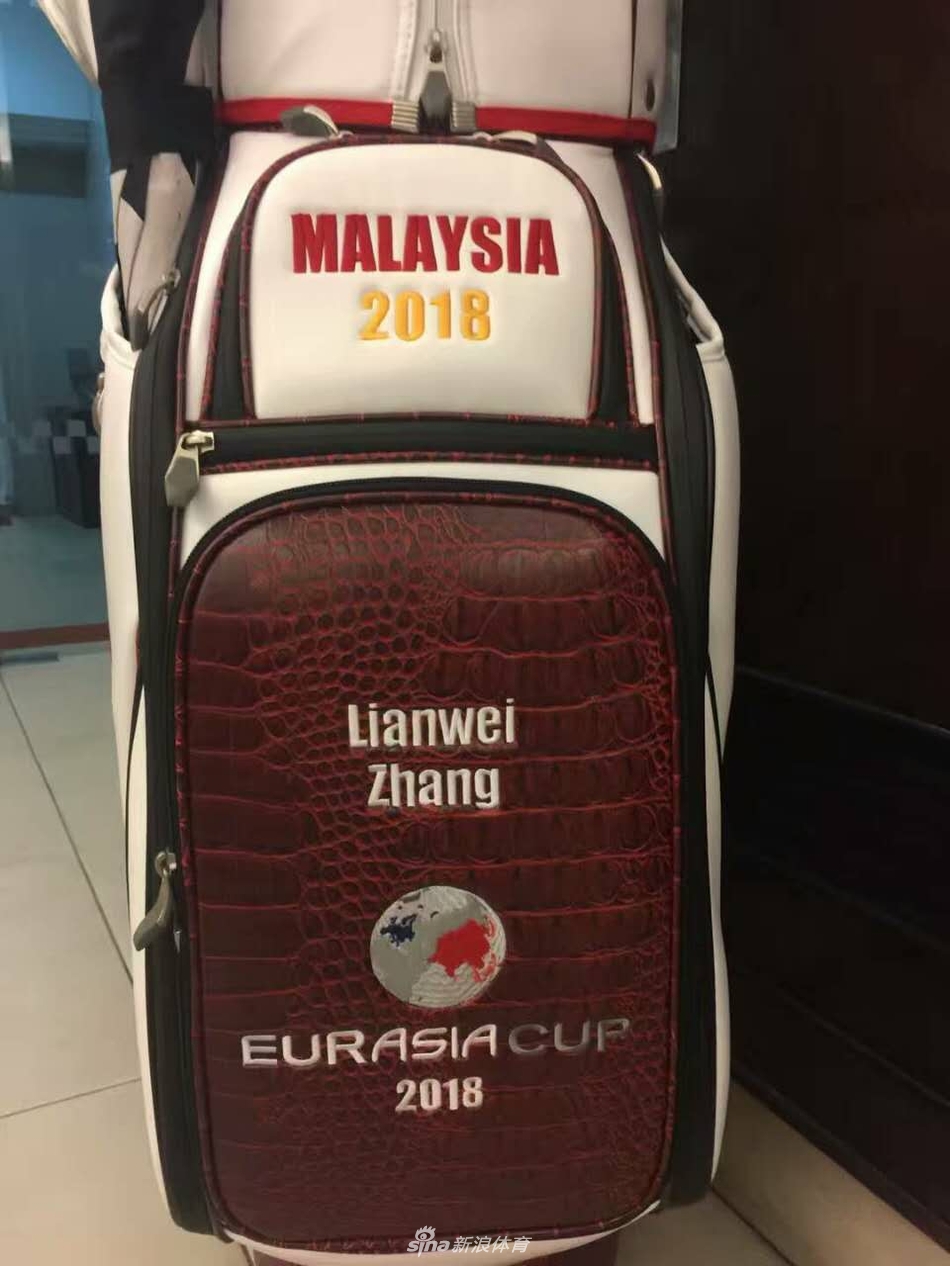 欧洲队队长托马斯·比约恩抵达现场，与亚洲队队长阿特瓦尔友好交流，两位队长赛前握手，预示着精彩而友好的竞赛即将开始。