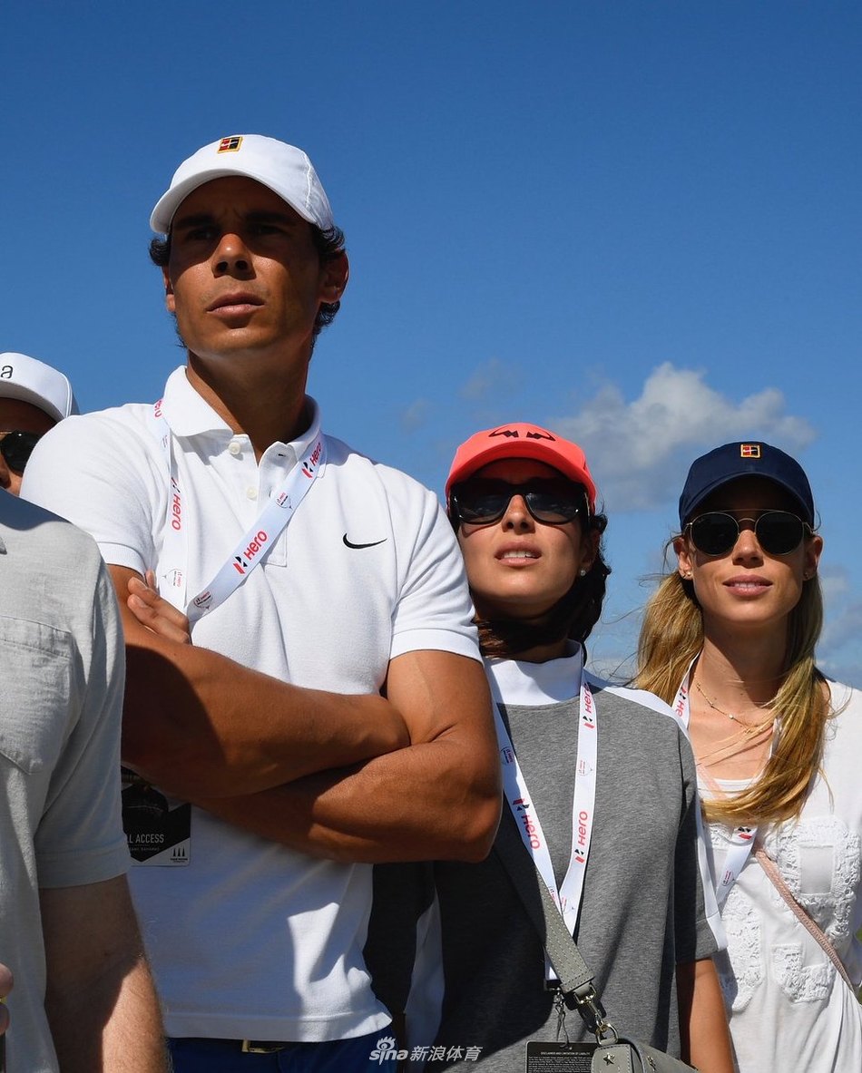 纳达尔沉浸于比赛氛围,与众人一同为伍兹的复出之旅喝彩