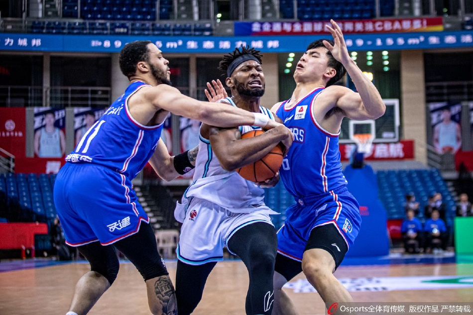 天津队核心球员林庭谦面对青岛队杰曼的贴身紧防,空中姿态略显扭曲依然将球投出,眼神里满是不甘与决绝